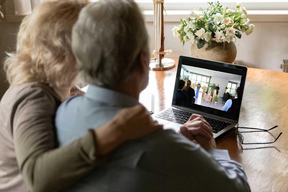 Trauerfeiervideo auf einem Laptop